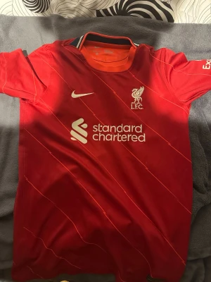 Liverpool FC röd matchtröja Nike - Jag säljer en röd Liverpool tröja från 21/22 säsongen i väldigt bra skick då jag inte använt den på grund av att jag inte supportar Liverpool 
