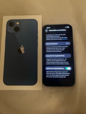 IPhone 13 128GB, med kvitto! - Säljer min IPhone 13 med kvitto, 128GB, batteri hälsan är 82% den funkar hur bra som helst endast problemet är sprukan där bak men de kan man täcka med en skal. Hör av dig vid intresse!😀