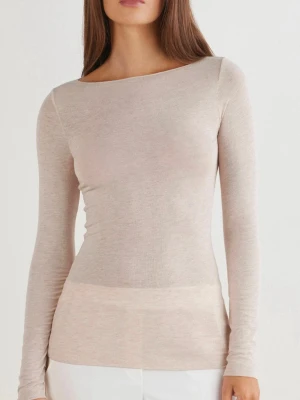 Intimissimi tröja - Säljer en enkel och stilren beige långärmad topp med tight passform. Toppen är gjord i ett mjukt material som sitter skönt mot kroppen och passar perfekt till jeans eller kjol. Obs! Den har små hål men det syns inte. Skriv gärna för fler bilder vid intresse. Tröjan kommer tyvärr inte till användning pga det säljer jag den. 