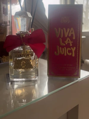 Juicy Couture Viva La Juicy parfym - Juicy Couture Viva La Juicy parfym. Kartongen kommer med. Ungefär halva är använd. Pris kan självklart diskuteras!💝 