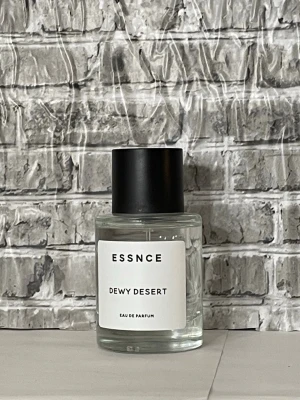 ESSNCE Dewy Desert  - Minimalistisk parfymflaska från ESSNCE med doften Dewy Desert. 50ml flaska 