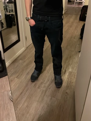 Mörkblå jeans från Replay - Säljer ett par tvärfeta replay anbass helt oanvända | sälj pris 595 kr 💵 .  Nypris 1600kr 💰 |  W33 L32  |  Tveka inte på att höra av dig om du har frågor! 💭.  Modellen är 183cm och 68kg. 💫  