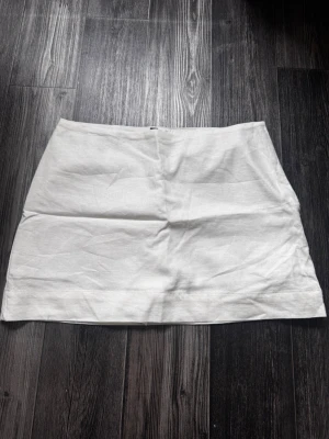 Linnekjol med shorts under - Söt kjol i linnematerial med shorts inuti, dragkedja på sidan. Supersöt till sommaren🩷