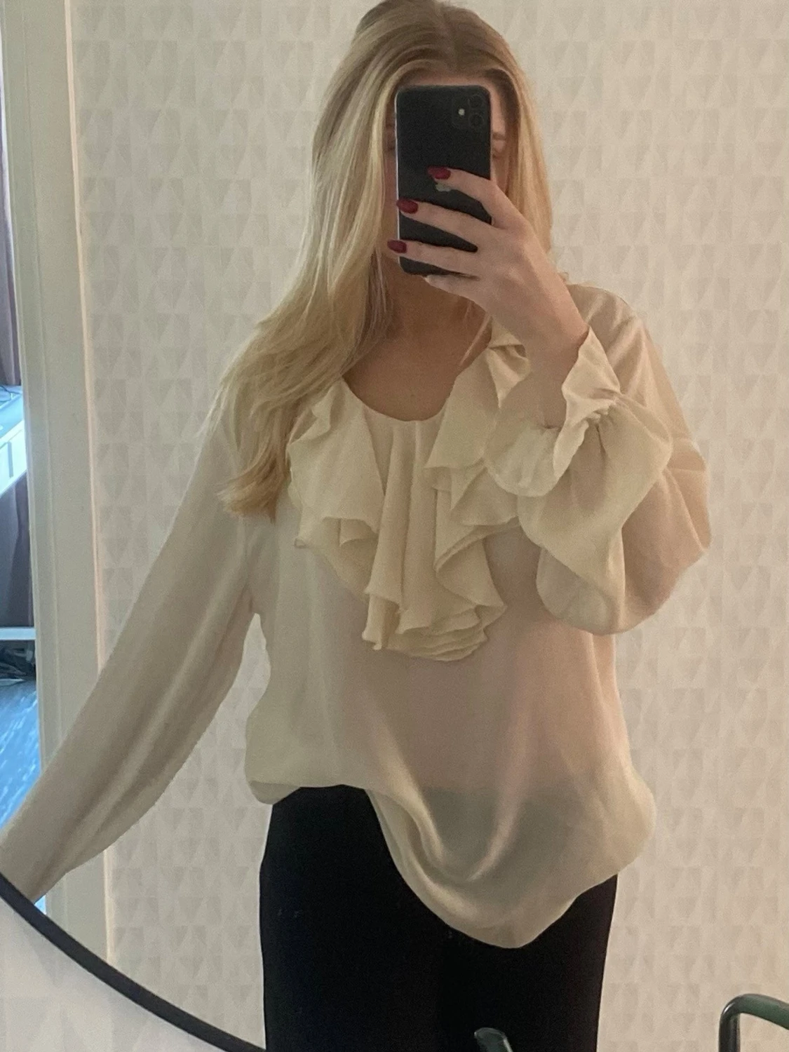 Krämvit blus med volangdetaljer - 1