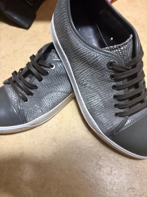 Lanvin st 42 - Ett par lanvins i storlek 42, okej skick (7/10), kommer med lådan och 3 dustbags