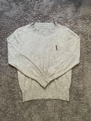Grå YSL tröja  - Riktigt snygg tröja storlek S jag skulle säga lite liten i passformen. Hör av dig om du har några frågor 👍