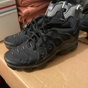 Nike Air Vapormax - Säljer dessa nike air vapormax skor då jag inte använt de, fick av min kusin men de var en storlek stora så har de har it kommit så mke till användning, skriv vid intresse🙏