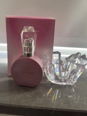 Ariana Grande parfym - Ariana Grande R.E.M. Cherry Eclipse parfym i 30 ml flaska. Ni ser på bilden hur mycket som är kvar i flaskan 🌸