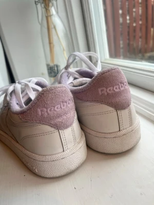 Reebok skor  - Reebok skor med en lila bakdetalj. Ganska använda men inga hål eller skada, bara lite slitna. Säljer pga att de är förstora för mig ❣️