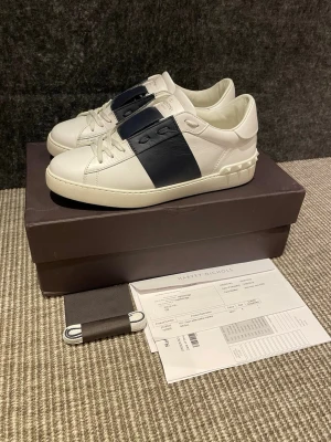 Valentino skor  - Hej! Säljer nu dessa svin snygga valentino skor. Skorna är i grymt skick! Begränsat antal boxar och dustbags. Hör av dig vid frågor. 40 passar 41-41,5