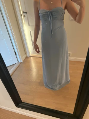 Blå balklänning - Helt ny med prislapp kvar💞 Jag är 168cm. Går att ändra passformen beroende på hur tajt man knyter i ryggen. 