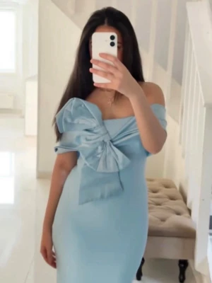 Bella barnette klänning - Aldrig använd bara testat, storlek XS och är helt fläck fri. Köpte för 1,100 säljs nu för 500 då den inte fall i min smak och jag inte kan lämna tillbaka