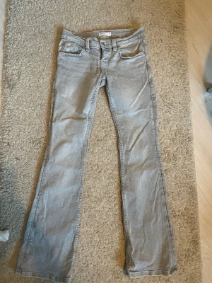 Gråa jeans - Lågmidjade från Gina, inte alls mycket använda, har en liten slitning (se sista bild)