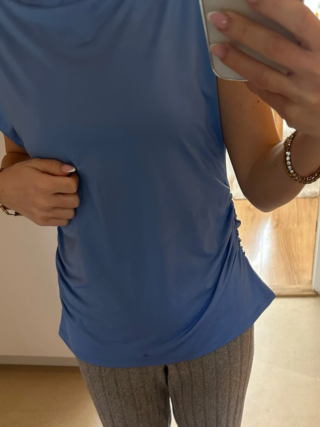 Blå ärmlös topp med rynkade sidor