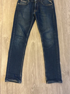Replay groover - Snygga mörkblå skinny jeans med kontrastsömmar och klassiska fem fickor. Jeansen har en smal passform och subtila slitningar på framsidan för en trendig look. Passar perfekt till sneakers eller boots, bra skick, kom med prisförslag och frågor