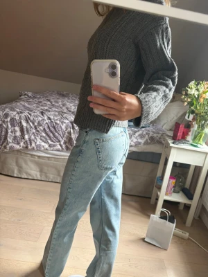 Ljusblå raka jeans - Säljer ett par ljusblå jeans med rak passform och hög midja. Jeansen har klassiska fem fickor och är i en mjuk, något tvättad denim. Perfekta till vardags och lätta att matcha med olika stilar.