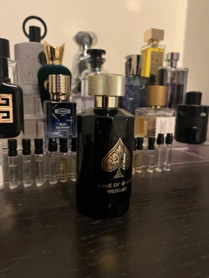 Game of Spades Wildcard parfym - Snygg parfymflaska i svart glas med guldfärgat lock och spader-symbol på framsidan. Game of Spades Wildcard är en unik doft som sticker ut i samlingen och passar dig som gillar exklusiva och stilrena parfymer.