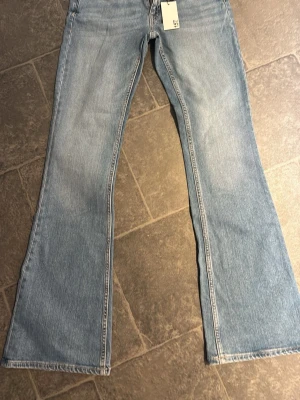 Bootcut jeans från 157 - Bootcut jeans i ljusblå tvätt från Lager 157. Aldrig använd, prislapp kvar. Kom gärna med prisförslag. Storlek: S, full length