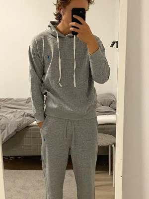 RL hoodie - Storlek M. Jag är 176 cm. Använd några gånger men i nytt skick. Skriv gärna!