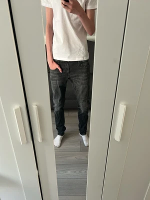 Svarta/mörkgrå Replay jeans  - Säljer ett par svarta/mörkgrå par Replay jeans. De är otroligt sköna och passar perfekt till en stilren outfit. De är aldrig använda och köpta för 899kr. Pris går att diskutera vid snabb affär, tveka inte att skriva vid minsta lilla fråga🙌🙌🙌
