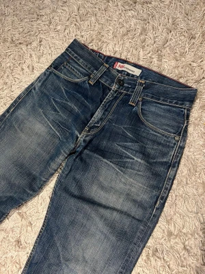 Vintage levis 506 standard flared bootcut archive grisch distressed  - vintage Levis 506 standard jeans med en riktigt snygg straight passform med en lätt flare, bootcut. Mycket bra skick, utan märkvärdiga defekter. W30 L30, riktigt najs tvätt. Postas antigen samma dag som köp eller dagen därpå💯🙌