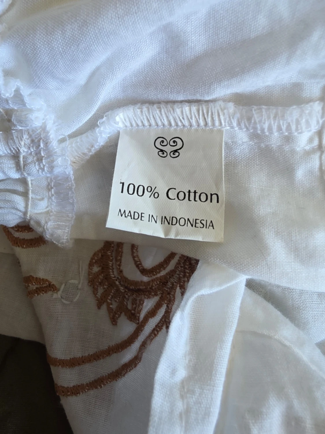 Vit topp med broderade detaljer  - 5