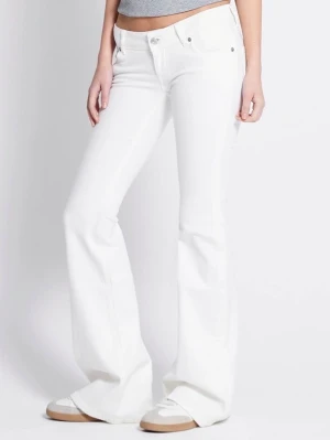 Vita low waist bootcut jeans från Lager 157 - Säljer ett par snygga vita bootcut jeans från Lager 157. Helt nya, inte använda en enda gång. Jätte snygga till nästan vad som helst. Hade behållt dem själv ifall det var min storlek men men:) Nu får dem gå till en av er fina tjejer❤️