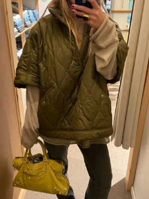 Poncho jacka h&m - Säljer en trendig olivgrön, quiltad poncho från H&M. Bara provat men annars oanvänd, storlek S! As snygg men inte riktigt min typ 🩷pris går att diskuteras 