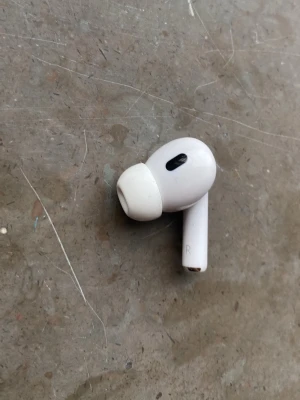 Apple AirPods Pro gen 2 höger hörlur - Säljer en helt ny vit Apple AirPods Pro höger hörlur med silikonplupp. En äkta AirPod utan skal