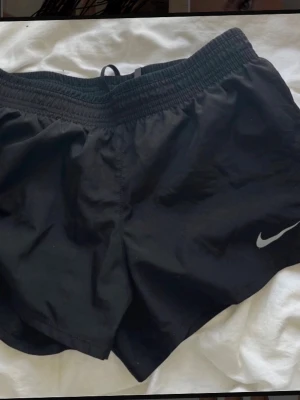 Svarta träningsshorts från Nike - Säljer ett par svarta träningsshorts från Nike, säljer då dom är för små för mig. Dom är precis som nya!🫶🫶