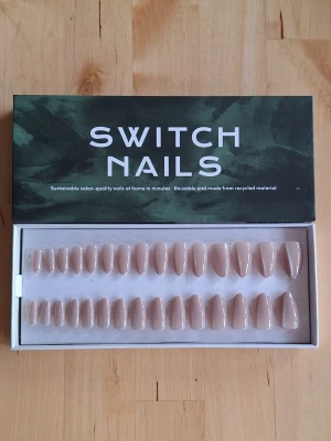 Switch Nails Champagne Cat Eye - Oanvända Switch Nails i formen Almond Short. Modellen/färgen heter Champagne Cat Eye.