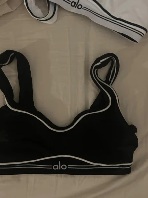 Svart sport-bh från Alo med vita detaljer - Tränings bh från ALO i strl S säljer för den har blivit liten🫶🏽