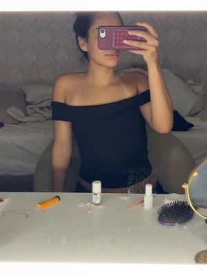 Svart offshoulder topp - Säljer en svart offshoulder topp med tight passform. Toppen är axelbandslös och har en croppad längd som visar midjan. Perfekt för dig som gillar en stilren och enkel look. Materialet känns mjukt och stretchigt. Aldrig använt.