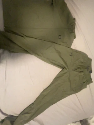 Olivgrönt loungewear-set Under Armour - Säljer ett olivgrönt loungewear-set från Under Armour. Setet består av en långärmad tröja och matchande byxor med resår i midjan. Perfekt för chill dagar hemma. Materialet är mjukt och stretchigt för maximal komfort. Pris kan diskuteras PM
