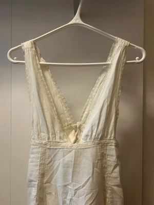 Viral spets Zara klänning - Säljer denna helt nya zara klänningen, jätte fin och söt, i nyskick oanvänd med prislapp kvar. Har som ”korsett” band i ryggen som man kan justera åt, stlr XS 🌸💘