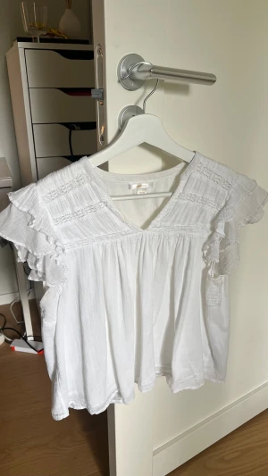 Vit blus med volangärmar - Söt vit blus från Gina tricot. I storlek 158-164 men passar mig som brukar ha XS/S. Pris går att diskutera🙌