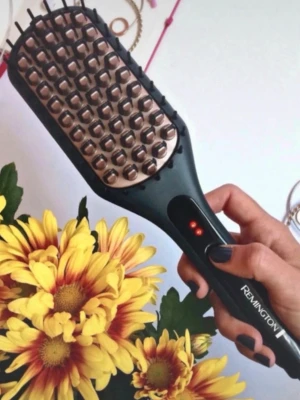 Remington uppvärmd hårborste - Elektrisk hårborste från Remington med svart handtag och metallfärgade borst. Perfekt för att snabbt och enkelt få slätt och glansigt hår. Borsten har en smidig design och värms upp för att underlätta styling. Tecken på användning finns men med hjälp av värmeskydd får man toppen resultat!