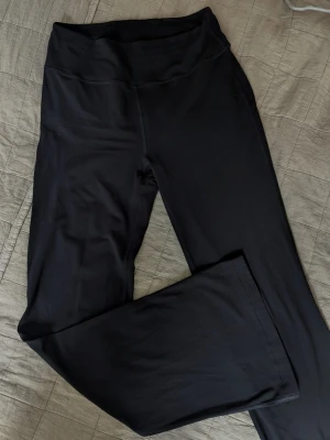 Tights Lululemon flared  - Svarta träningstights från Lululemon i modellen "Groove Nulu High-Rise Flared Pant Regular". Stl 40. Sparsamt använda då tightsen är för korta för mig så är i ett mycket gott skick. 