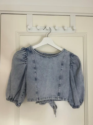 Jeans topp - As cool jeans topp med öppen rygg!💙