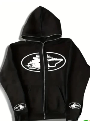 Svart hoodie med skeppstryck - Svart hoodie med dragkedja och huva. Stort vitt tryck av ett skepp i oval ram på bröstet samt mindre tryck på båda ärmarna. Perfekt för dig som gillar unika och grafiska motiv. Mjuk och skön bomullskänsla.