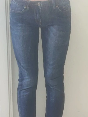 Raka jeans  - Raka jeans. Står ingen storlek men skulle gissa på 36