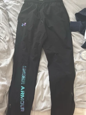 Svarta mjukisbyxor Under Armour M - Snygga svarta mjukisbyxor från Under Armour 