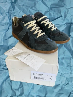 Maison Margiela Gats - Riksfeta Maison Margielas i storlek 43 och färgen navy🔵! Perfekta för sommaren och funkar perfekt som fågelmagneter i Shagaluf. Billigare vid snabb affär!!! Allt OG fås med som dustbags, box, kvitto osv🙌