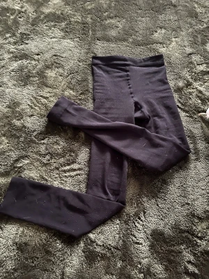 Svarta värmeleggings med hög midja - Säljer ett par svarta värmeleggings med hög midja och smal passform. De är stretchiga och mjuka, perfekta för en avslappnad look. Inga synliga loggor eller detaljer. Passar till det mesta och är superbekväma. Funkar perfekt på vintrarna 💕