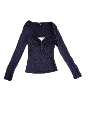 Henley shirt - Marinblå Henley shirt med vit spets. Väldigt mjuk och jättefin! Helt ny och säljer då den inte kommer till användning✨