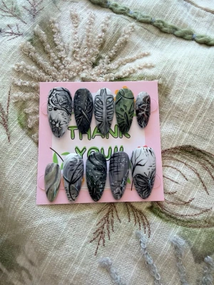 Handgjorda pressons🩻🖤 - Pressons i storlek S! Mått:15,11,12,11,9 (mm) prepkit tillkommer! 💗🖤Tveka inte o ställa frågor! Nedsatt pris