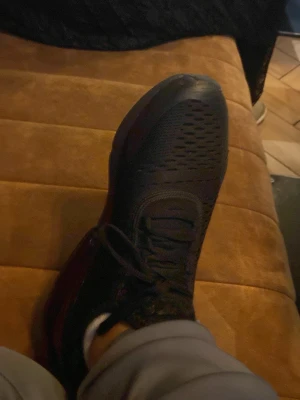 Air Max 270  - Säljer ett par svarta Nike sneakers med ventilerande mesh-ovandel och klassisk snörning. Skorna har en låg profil och diskret Nike-logga på sidan. Perfekta för dig som gillar stilrena och sportiga sneakers. Pris kan så klart diskuteras 