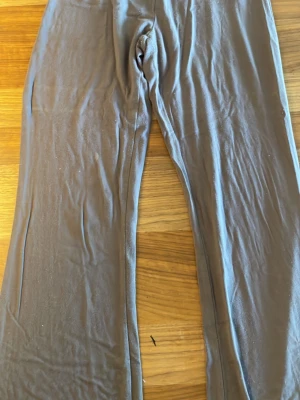 Yogapants från Lager 157 - Folddown byxor, jättesköna. Passar bra om man är i skolan men även hemma.