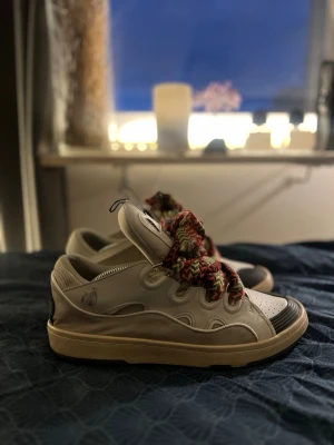 Lanvin Curb sneakers  - Lanvin Curbs, unika och snygga på fötterna, skicket isig är bra, ända defekten är att det är lite slitna inuti skorna vid hällarna men ingeting som är märkbart, ingen box eller tillbehör endast skorna! 