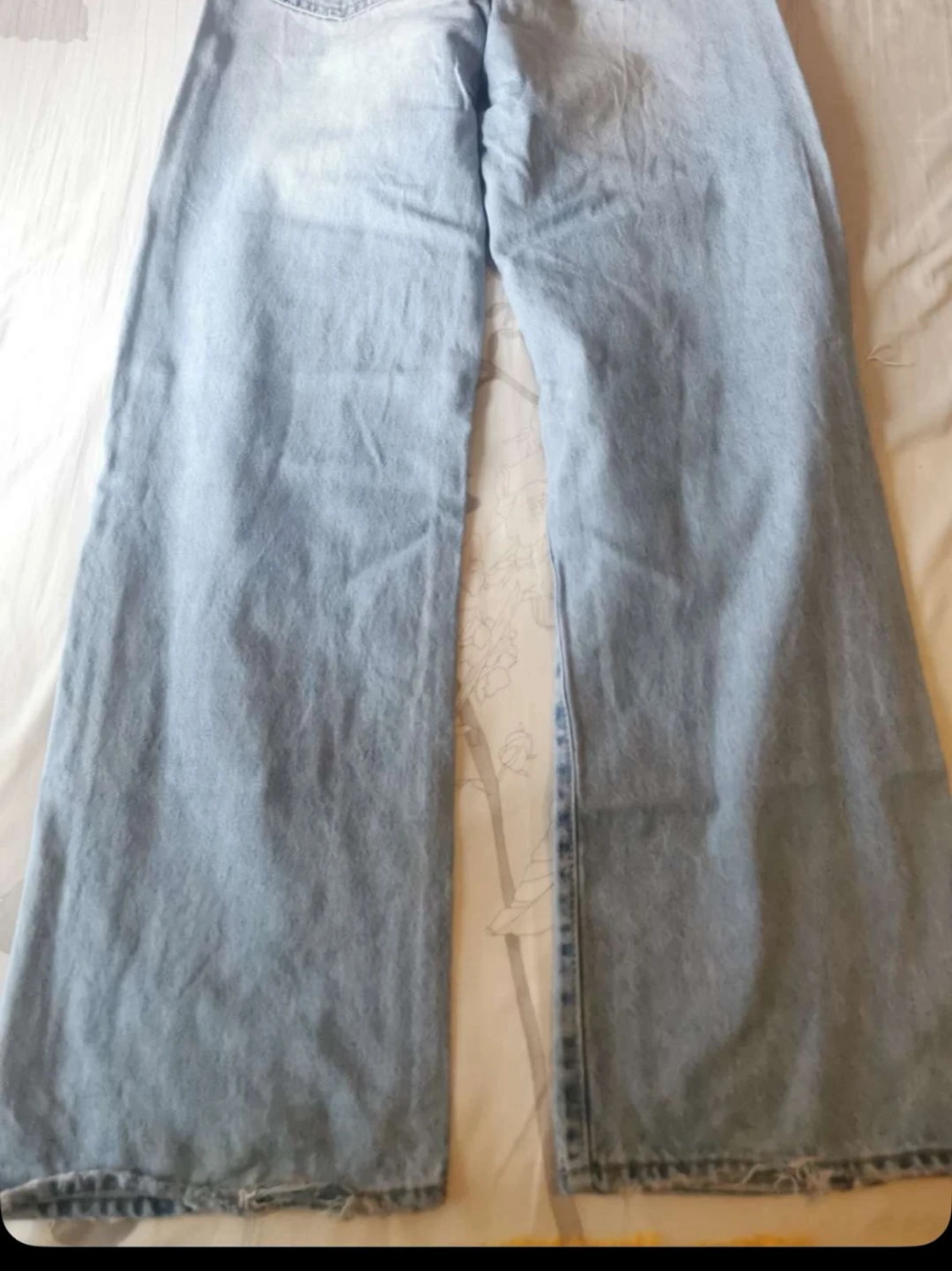 Ljusblåa raka jeans med slitningar - 1